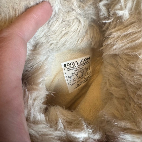 Sorel Tan and Black Fur-Lined‎ Winter Boots - Picture 11 of 11